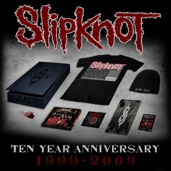 il contenuto di "SLIPKNOT - 10 years of life death love hate pain scars victory war blood and destruction" - "Slipknot 10th Anniversary Reissue (Super Deluxe Edition)"