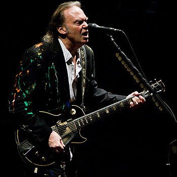 Neil Young fra scrittura & cinema arriva “Waging heavy pace”
