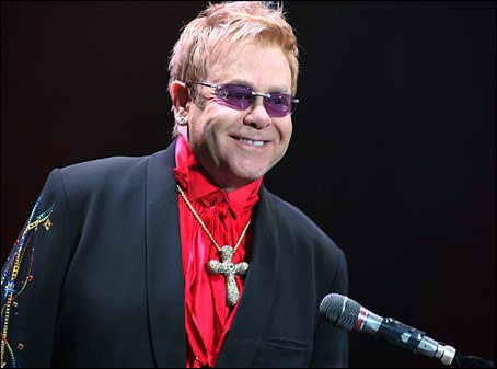 Elton John e L’italia della censura:”E’ gay niente concerto davanti alla cattedrale”