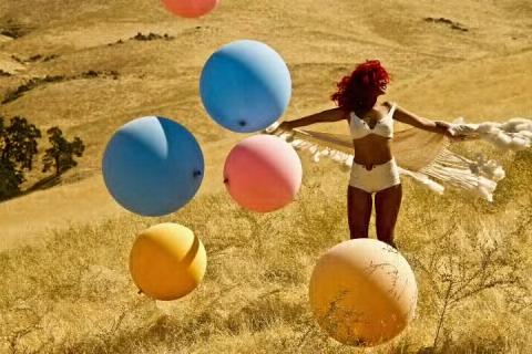 Rihanna presenta il video ufficiale di “California King Bed”