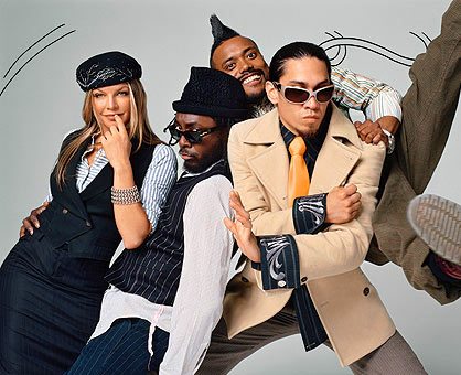 Super Bowl 2011 con Black Eyed Peas, Aguilera, Slash e Usher