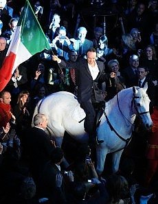 Un memorabile Benigni a Sanremo commuove l’Italia