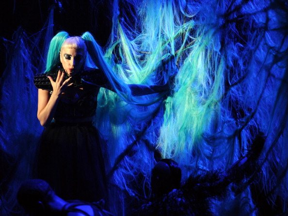 Lady Gaga sul palco degli MTV Video Music Awards Aid Japan