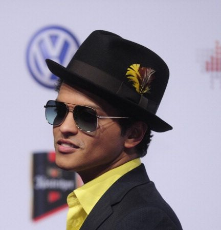 Bruno Mars festeggia i 4 milioni di Twitter, video