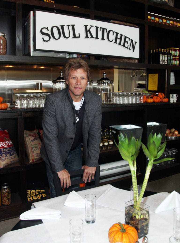Jon Bon Jovi apre “Soul Kitchen”, il ristorante per i poveri