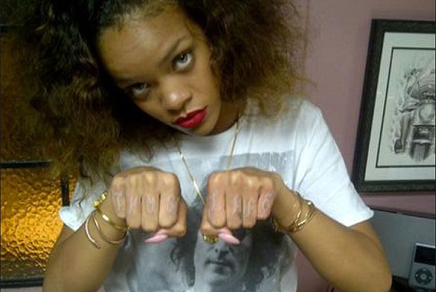 Rihanna gioca a fare la dura e mostra un nuovo tatuaggio