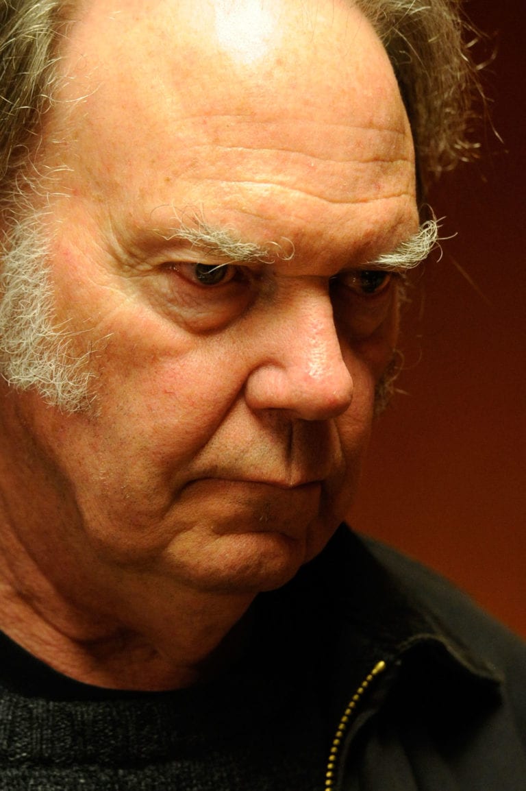 Neil Young: “Steve Jobs ascoltava solo musica in vinile”