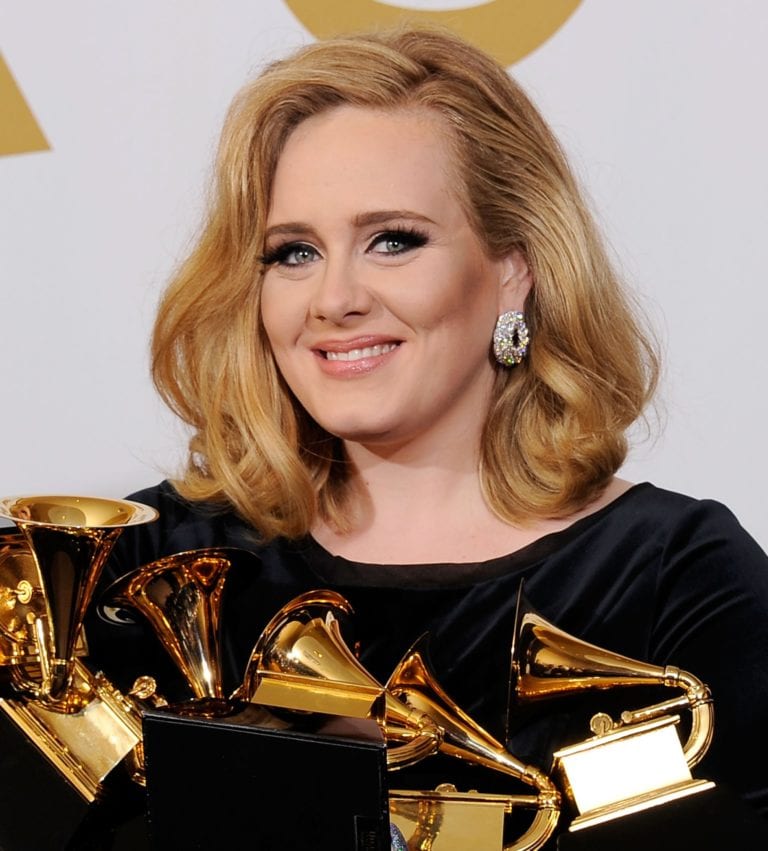 Adele ai Grammy Awards 2012 esibizione trionfale