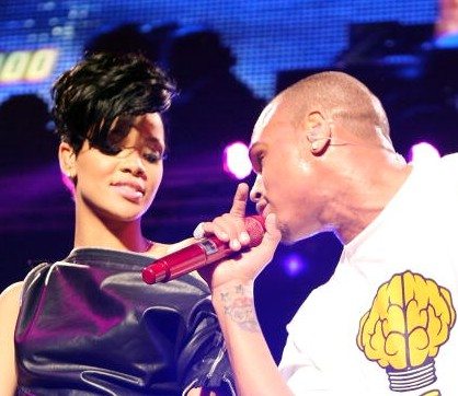 Rihanna attacca Chris Brown e la sua nuova fidanzata su Twitter