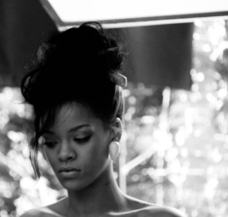 Rihanna svela making of e scatti dal set di “Where Have You Been”
