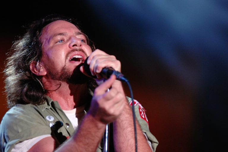 Eddie Vedder rinvia il tour USA per una lesione dei tendini