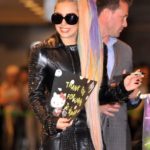 Lady Gaga sorridente all'arrivo in Giappone