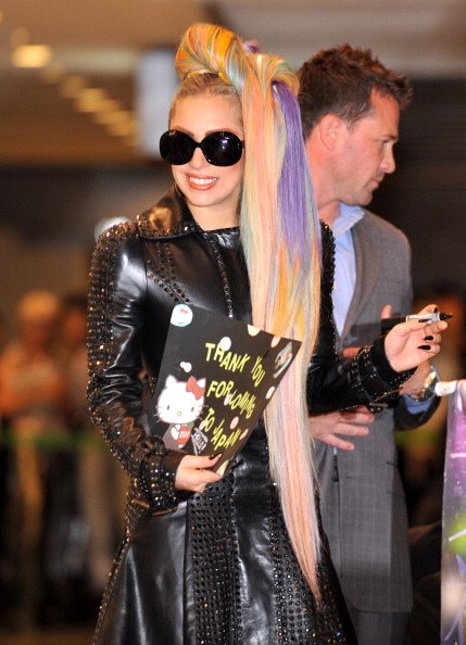 Lady Gaga sorridente all'arrivo in Giappone