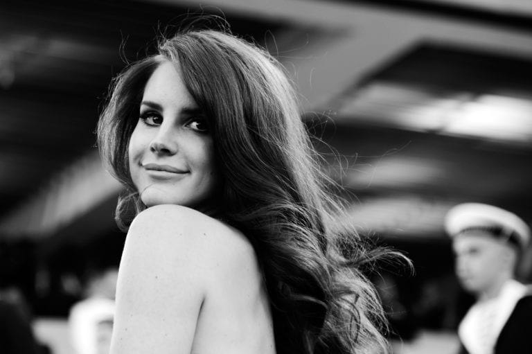 Lana Del Rey è Jackie Kennedy nel video di “National Anthem”