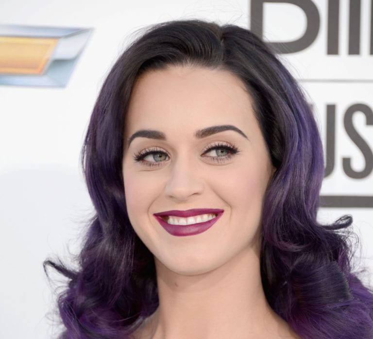 Katy Perry come un angelo nella performance live ai Billboard Awards