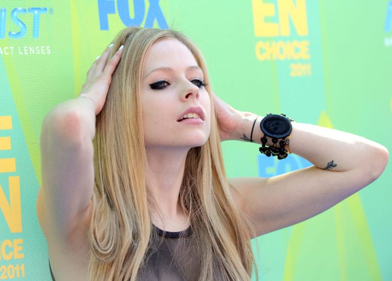 Avril Lavigne annuncia su Twitter che il nuovo album è pronto