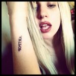 Lady Gaga mostra il tatuaggio "ArtPop"