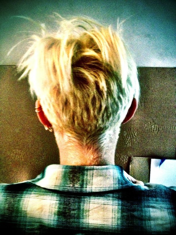 Miley mostra il lato b del taglio di capelli