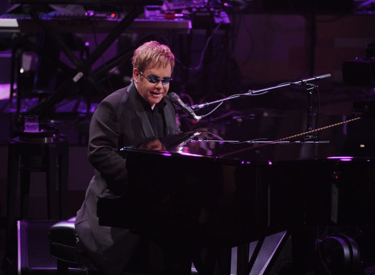 Elton John bloccato dall’appendicite, stop al tour europeo