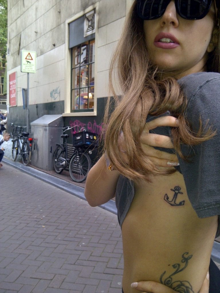 Lady Gaga annuncia l’App di “ArtPop”, sfoggiando un nuovo tatuaggio