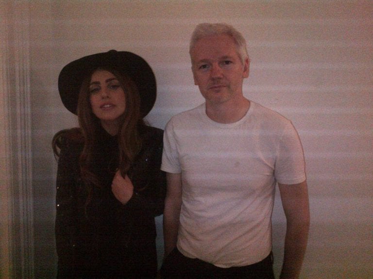 Lady Gaga fa visita a Julian Assange scatenando la curiosità generale