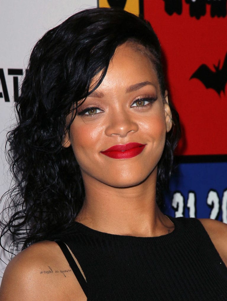 Rihanna, il nuovo brano “Stay” presentato al Saturday Night Live