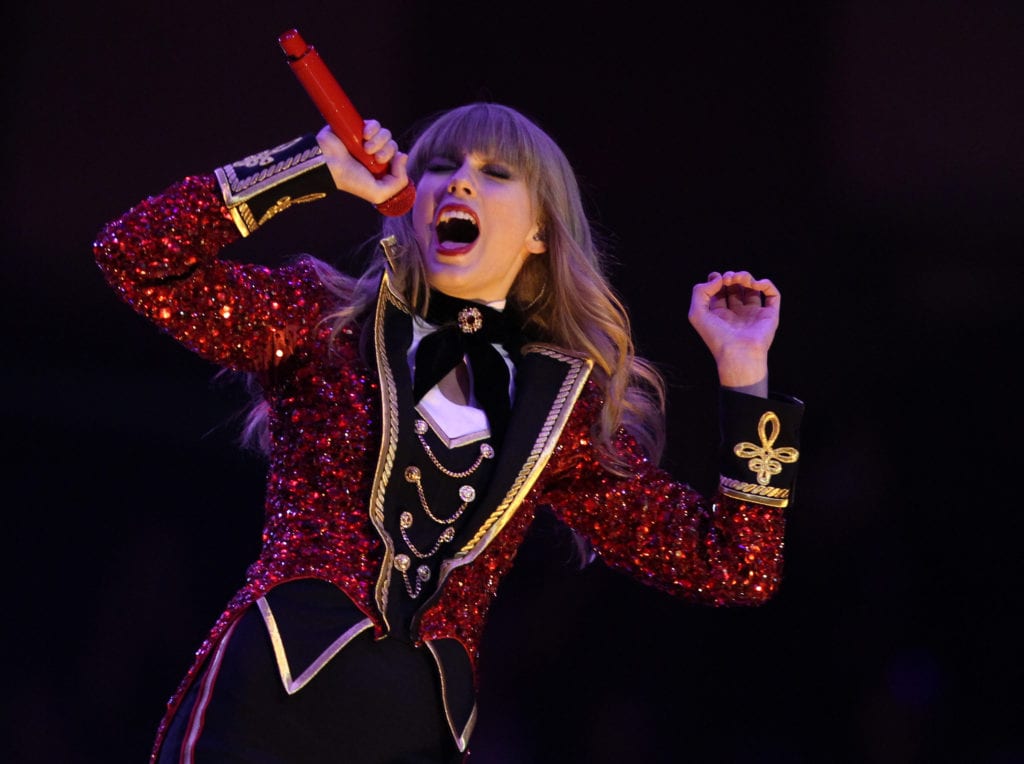 Taylor Swift si esibisce sul palco degli MTV EMA
