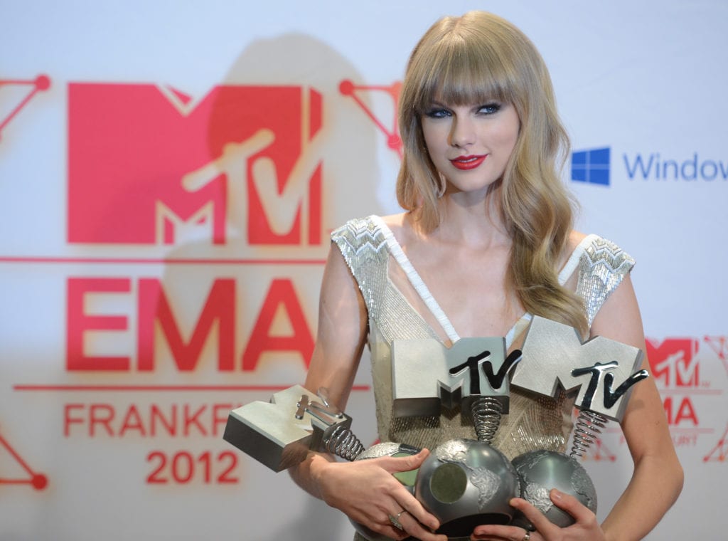 Taylor Swift mostra i tre premi vinti