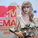 Taylor Swift mostra i tre premi vinti