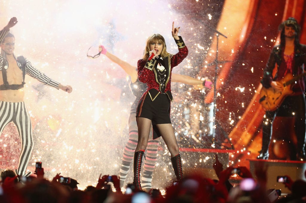 Taylor Swift regala ai fan una performance energica