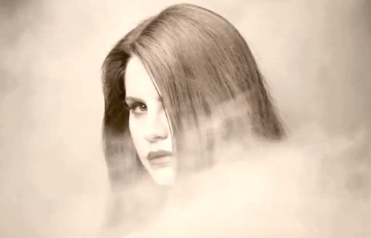 Lana Del Rey immersa in nuvole colorate nel video di “Bel Air”