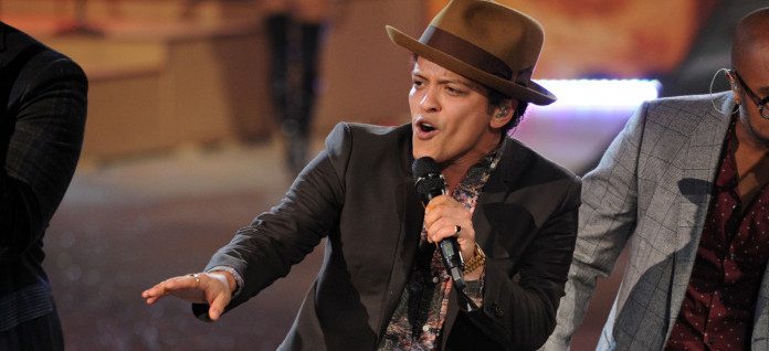 Bruno Mars e la magia del piano nel video di “When I Was Your Man”