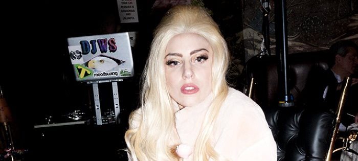 Sedia a rotelle d’oro per Lady Gaga sempre più vicina alle nozze