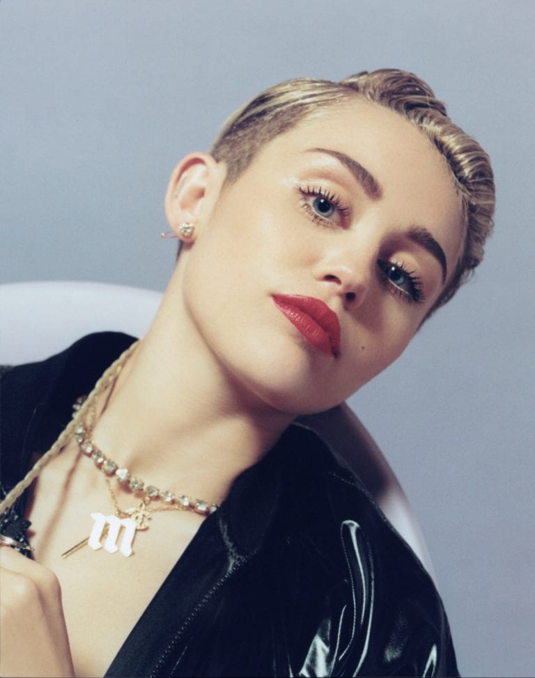 Miley Cyrus, arriva Bangerz tra provocazioni e collaborazioni illustri