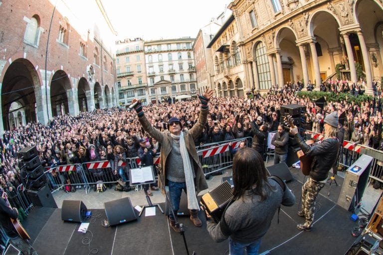 Biagio Antonacci, bagno di folla per il concerto in strada a Milano