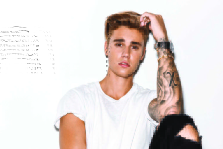 Justin Bieber si divide tra nuove canzoni e denunce penali