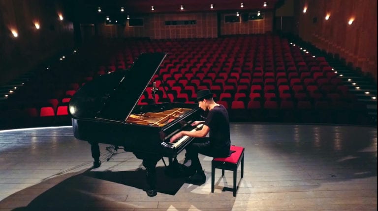 Il fenomeno mondiale del pianoforte Peter Bence si esibirà a Milano e a Trieste