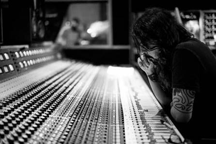 Dave Grohl: all’asta strumenti per la registrazione di “Play”