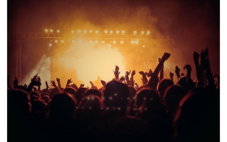 L’organizzazione dei concerti live: polemiche dopo “Striscia la notizia”