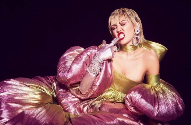 Miley Cyrus e Dua Lipa insieme per “Prisoner”, il video