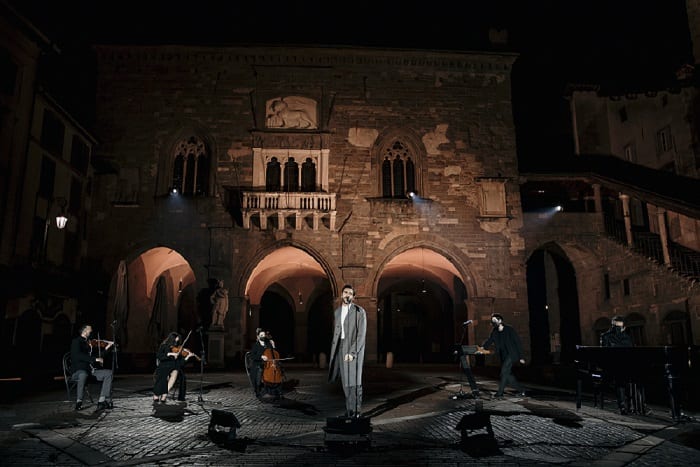 Marco Mengoni emoziona in Piazza Vecchia a Bergamo con “L’anno che verrà”