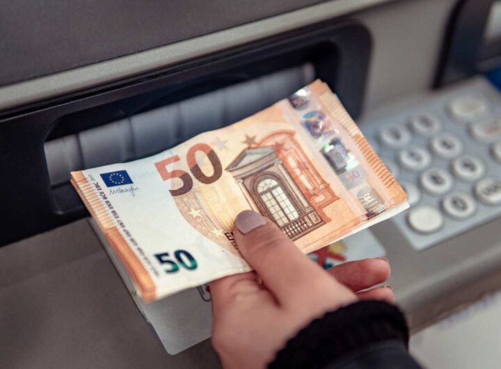 Soldi euro contanti bancomat