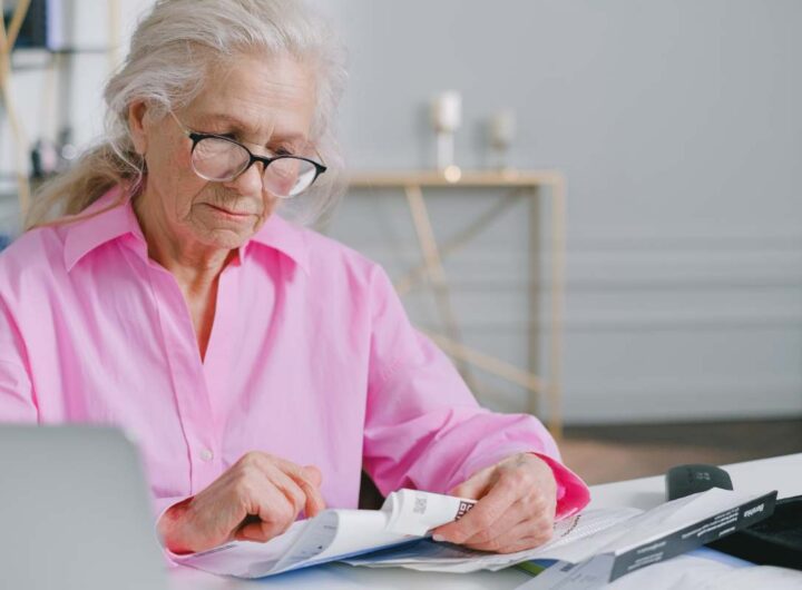 Anziana legge documento