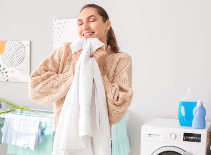 Donna bucato lavatrice