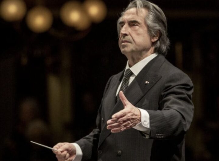 Riccardo Muti ha scelto di stabilirsi in un affascinante casale nella campagna ravennate, un luogo che riflette la sua personalità e la sua ricerca di serenità.