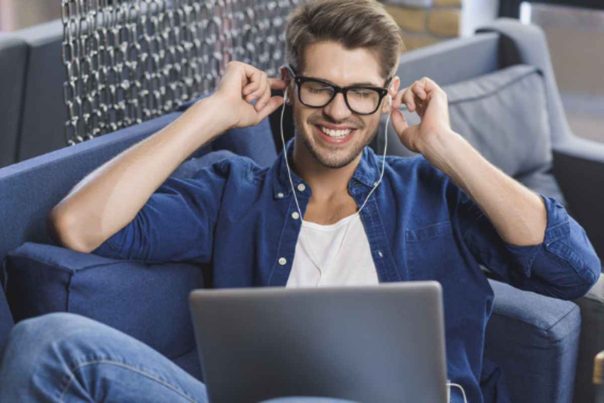 Il meccanismo alla base del frisson coinvolge il sistema limbico, la parte del cervello responsabile delle emozioni, e le aree uditive.