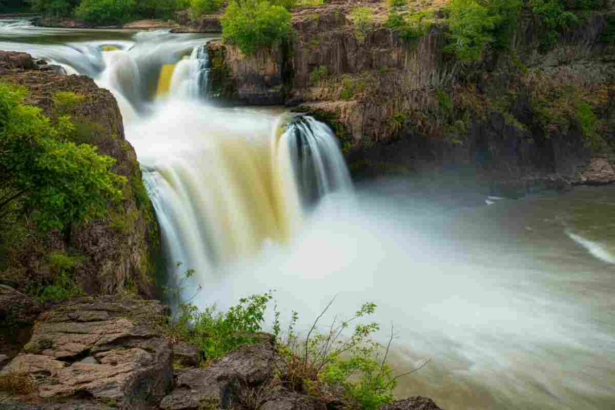 Due fiumi, una gola scavata nella roccia e una cascata da togliere il ...