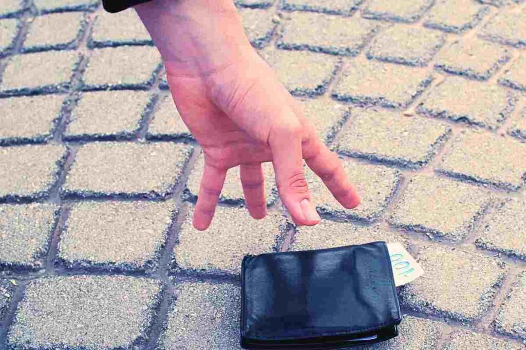 trova un portafoglio e viene denunciato