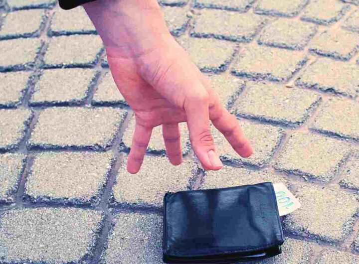 trova un portafoglio e viene denunciato