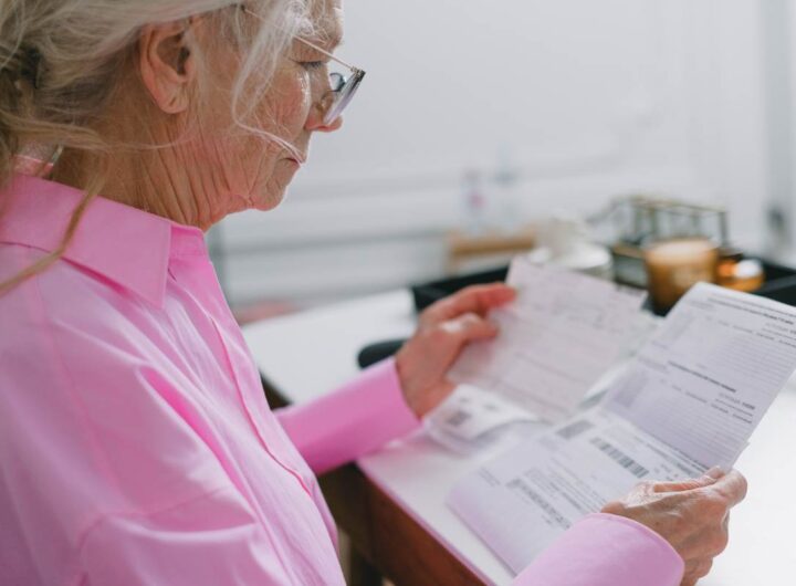 Anziana legge documento